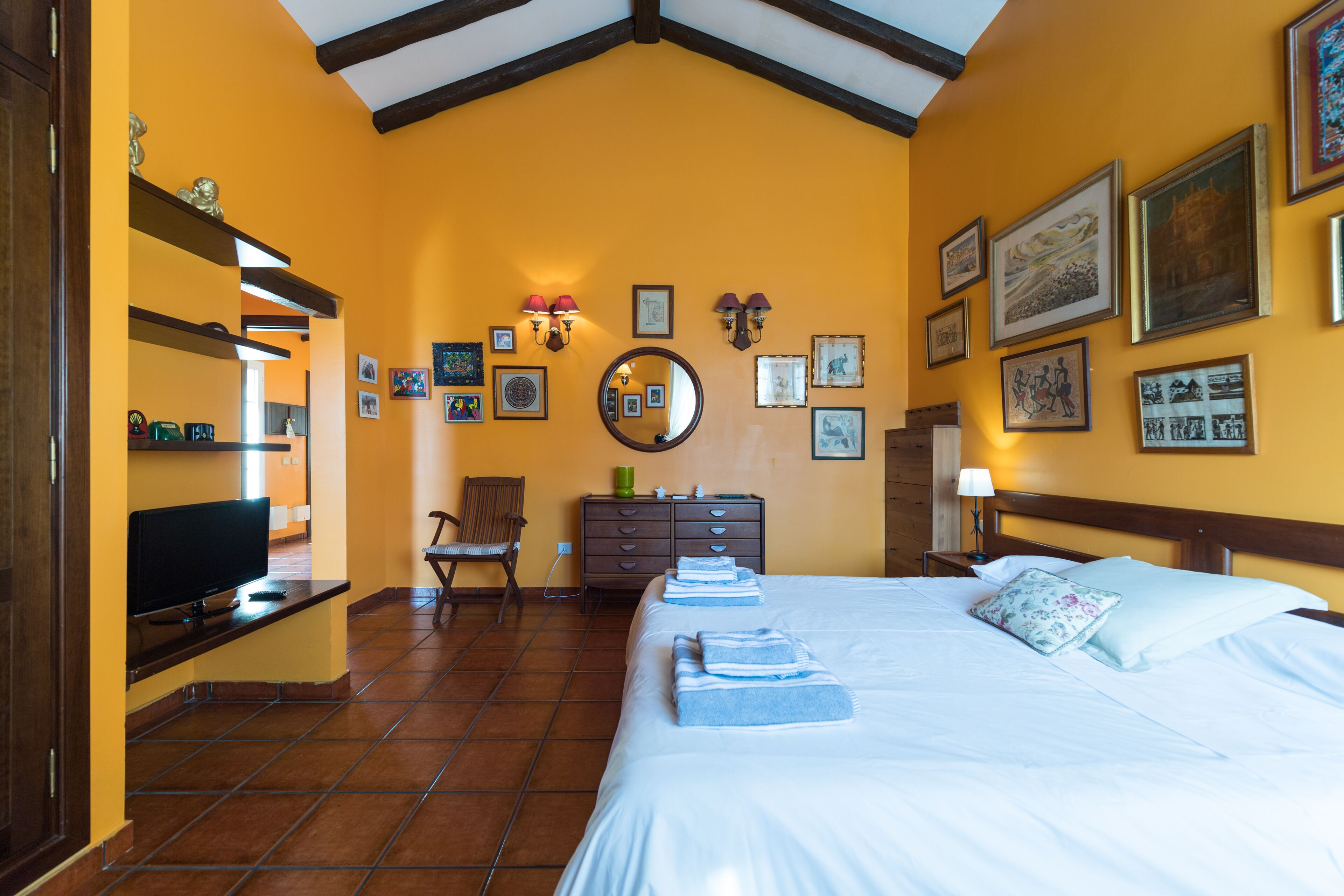 3 dormitorios, tabla de planchar con plancha, Internet y ropa de cama