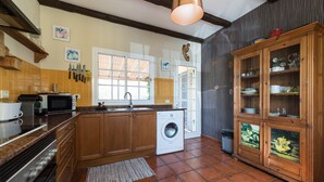 A kitchen with wooden cabinets, a washing machine, and a sink. - Chalet La Alpispa with private pool in Las Palmas. (Las Palmas de Gran Canaria)