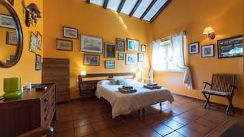 3 bedrooms, iron/ironing board, internet, bed sheets