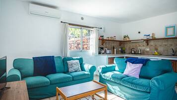 Una Smart TV, un reproductor estéreo, una oficina