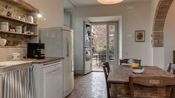 Frigorifero, microonde, piano cottura, lavastoviglie