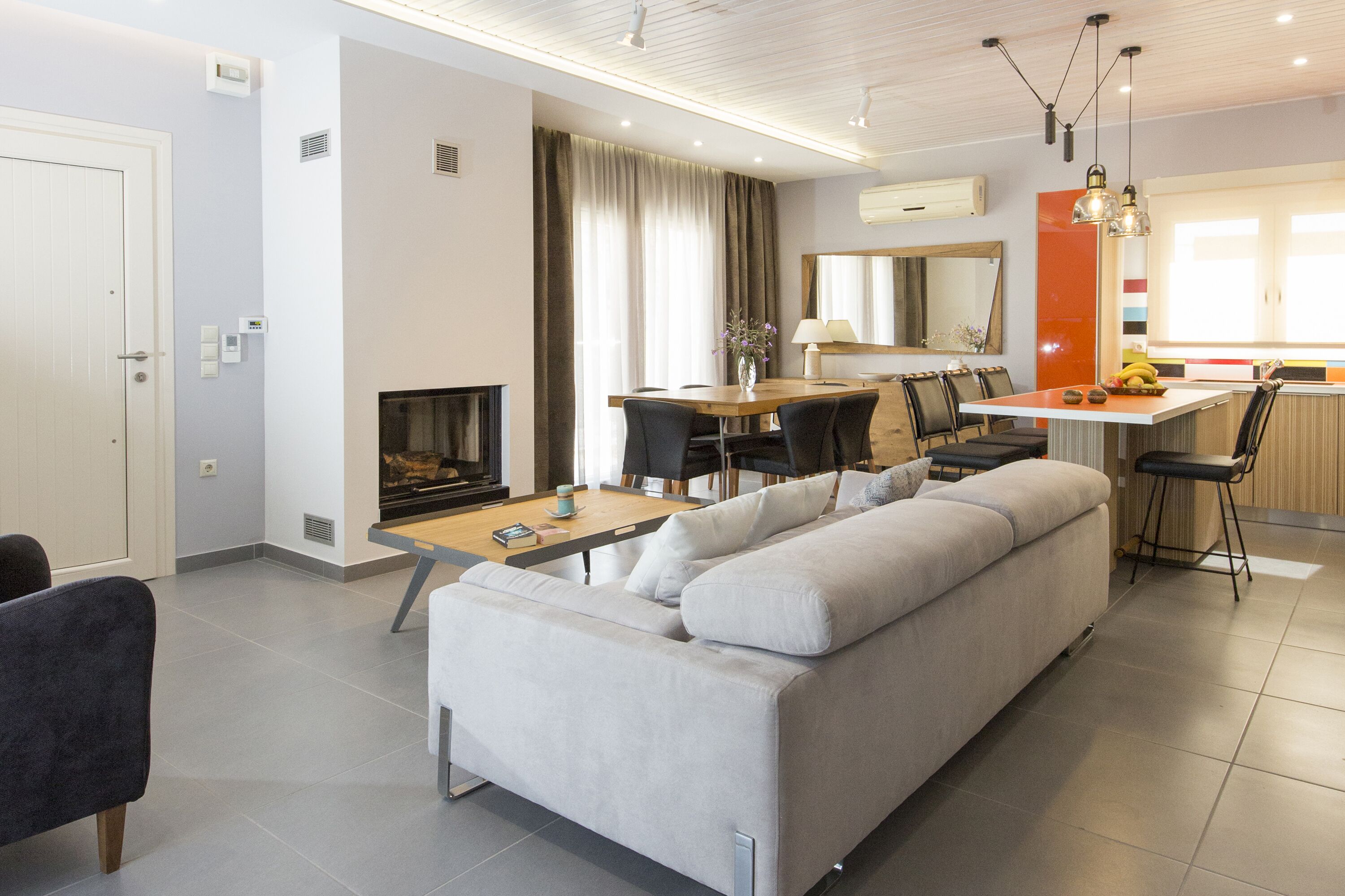 Älytelevisio, takka, kirjoja