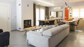 Älytelevisio, takka, kirjoja