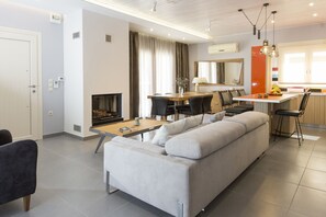 Smart-TV, peis og bøker