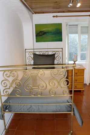 5 bedrooms, iron/ironing board, free WiFi, bed sheets