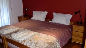 5 bedrooms, iron/ironing board, free WiFi, bed sheets