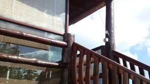 Une balustrade en bois donnant sur la façade d’un immeuble.
