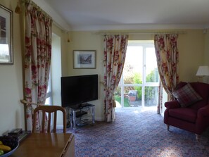 Fernseher, DVD-Player, BĂŒcher, Musikbibliothek