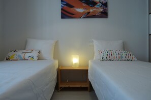 2 Schlafzimmer, Schreibtisch, Bügeleisen/Bügelbrett, Reisekinderbett