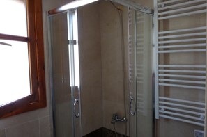 Een douche, een haardroger, handdoeken, toiletpapier