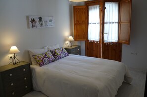 2 slaapkamers, een bureau, een strijkplank/strijkijzer, reisbedje