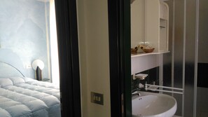 Douche, sèche-cheveux, bidet, serviettes fournies