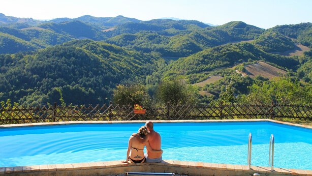 A swimming pool with a view of green hills. - In Farmhouse independent apartment 2+2 people. Breathtaking view! (Urbino)