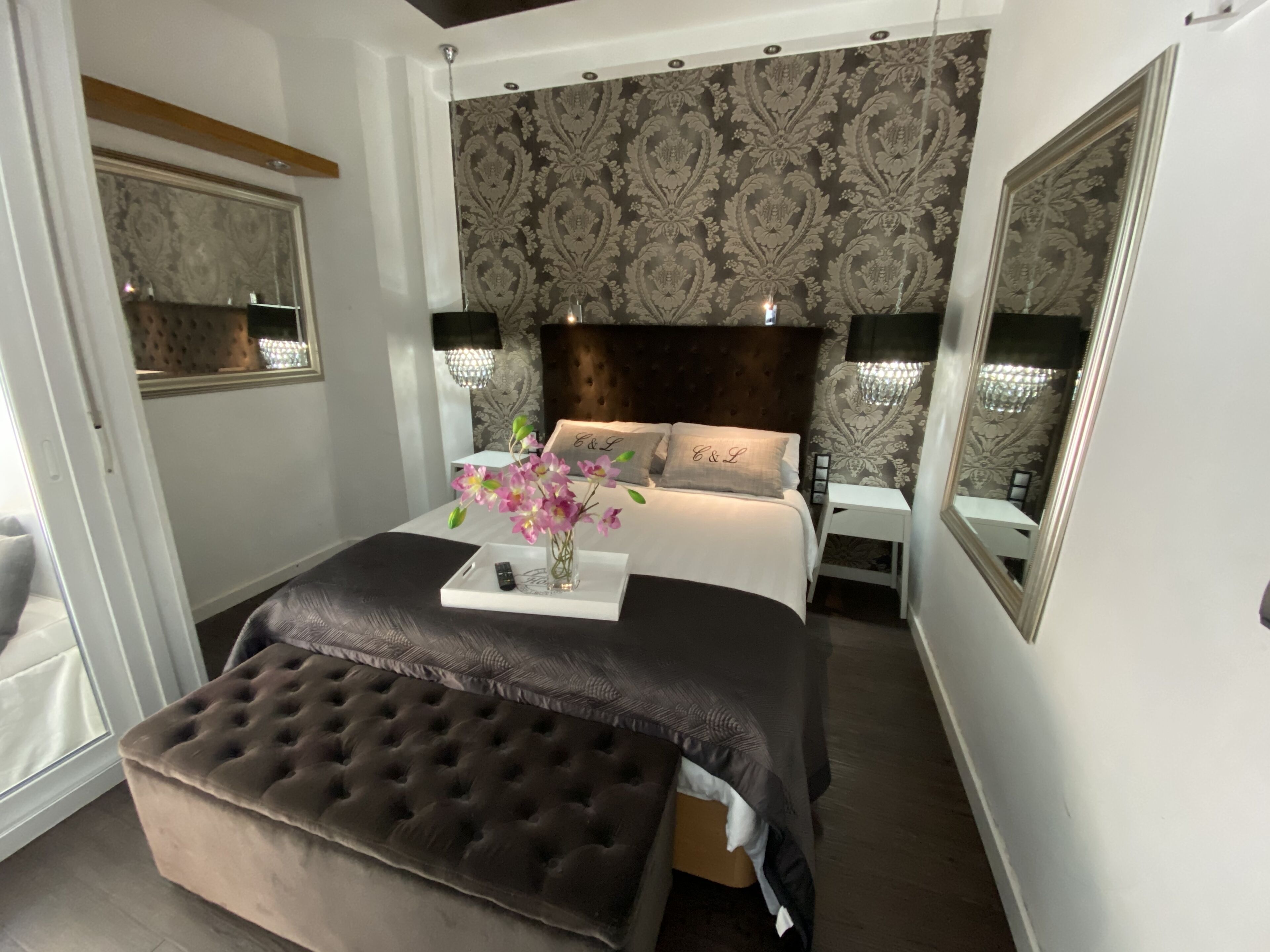 1 slaapkamer, een bureau, geluiddichte muren