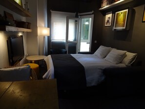 1 多间卧室、办公桌、隔音、熨斗/熨衣板