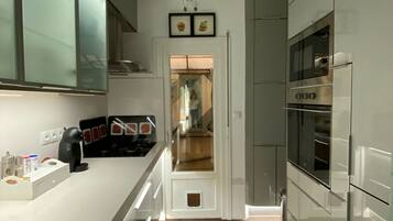 Een koelkast, een magnetron, een oven, een kookplaat