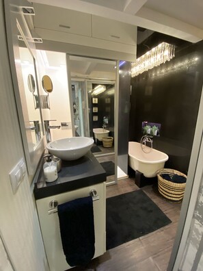 吹风机、浴袍、毛巾、肥皂