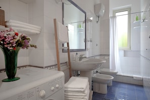 Douche, sĂšche-cheveux, serviettes fournies