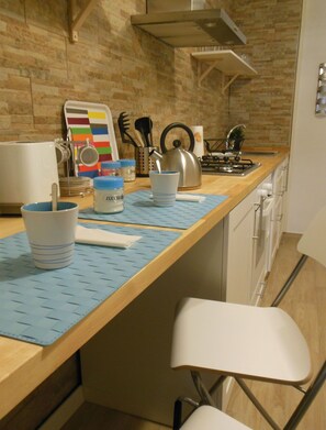 Fridge, oven, stovetop, coffee/tea maker