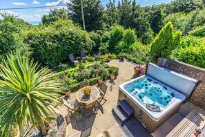 Outdoor spa tub - Heated indoor pool & spa, countryside holiday cottage near the beach & park (Hastings)