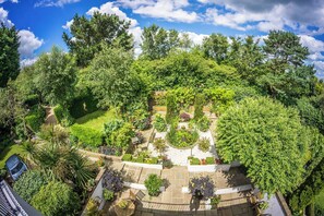 Property grounds - Heated indoor pool & spa, countryside holiday cottage near the beach & park (Hastings)