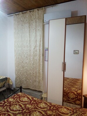 1 camera, una scrivania, Wi-Fi gratuito, lenzuola