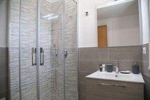 Een bad, een haardroger, een bidet, handdoeken
