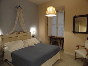 1 bedroom, iron/ironing board, travel crib, free WiFi - Holiday Romantic elegant historic center near the Colosseum metro A and B (Roma)