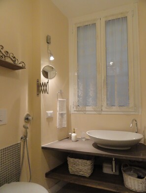 Shower, hair dryer, towels, soap - Holiday Romantic elegant historic center near the Colosseum metro A and B (Roma)