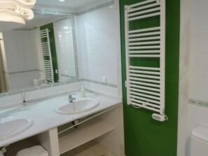 Een douche, een haardroger, een bidet, handdoeken