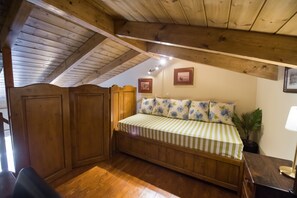 1 soveværelse, pengeskab på værelset, strygejern/strygebræt