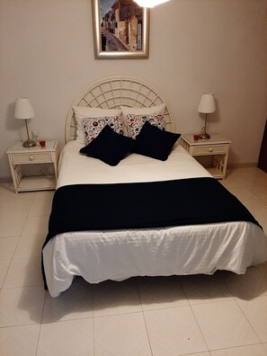 3 habitaciones, tabla de planchar con plancha, wifi y ropa de cama 