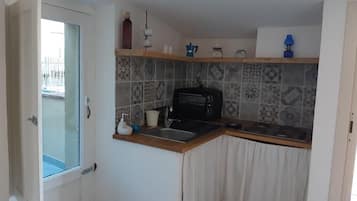 Réfrigérateur, four, plaque de cuisson, cafetiÚre/bouilloire