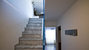 A marble staircase leading to a second floor, a blue accent wall, and a patterned wall decoration. - Casa Annunziata Badolato, Borgo, Mare and Olive Harvest (Badolato)