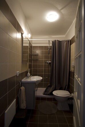 Dusche, Haartrockner, Handtücher, Toilettenpapier