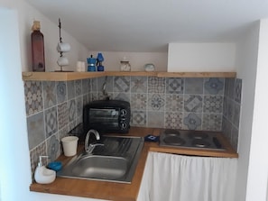 Kühlschrank, Ofen, Herdplatte, Wasserkocher mit Kaffee-/Teezubehör
