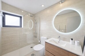 Doccia, asciugacapelli, asciugamani, sapone