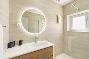 Shower, hair dryer, towels, soap - Apartment 4 bedrooms (2) - Porto (Porto)