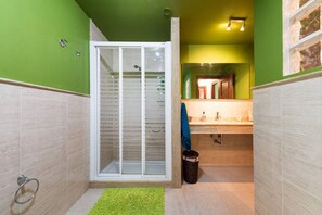 Combinació de dutxa i banyera, assecador de cabells, bidet i tovalloles 