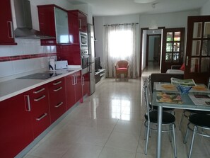 冷蔵庫、電子レンジ、オーブン、コンロ