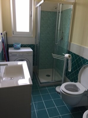 Bruser, hårtørrer, bidet