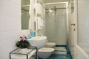 Douche, séchoir à cheveux, bidet, serviettes fournies