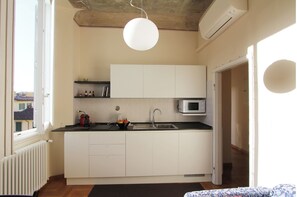 Kühlschrank, Mikrowelle, Herdplatte, Geschirrspüler