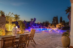 Outdoor dining - Villa with pool, park and private pine forest, 100 meters from the sea. (MARINA DI MANCAVERSA- GALLIPOLI)