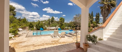 Una piscina al aire libre