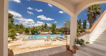 Villa with pool, park and private pine forest, 100 meters from the sea.