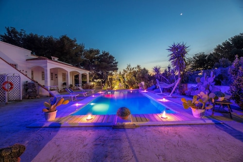 Villa mit Pool, Park und privatem Pinienwald, 100 Meter vom Meer entfernt.