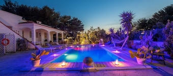Villa with pool, park and private pine forest, 100 meters from the sea.