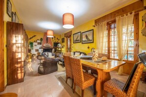 Dining - Villa with pool, park and private pine forest, 100 meters from the sea. (MARINA DI MANCAVERSA- GALLIPOLI)