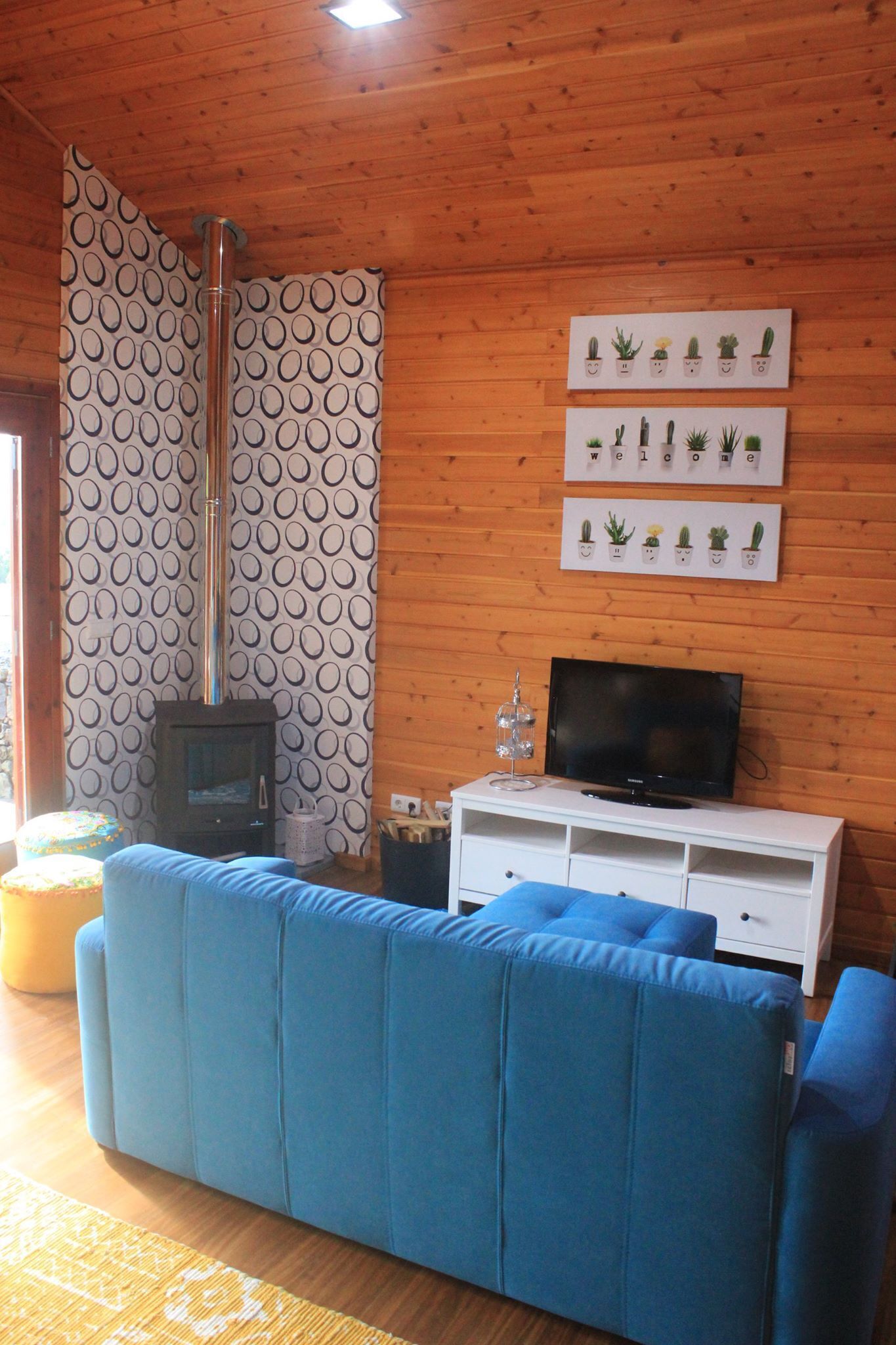 Flat-screen TV, fireplace